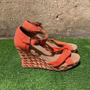 Toms wedges